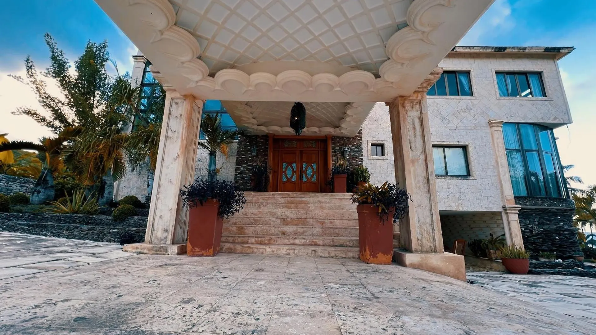 Villa Tesoros Del Mar - Luxury Beachfront Villa With Natural Pool, Jacuzzi, Mountain Views, Yoga, Bbq, Wi-Fi, Pet & Family Friendly, Barahona Adventures