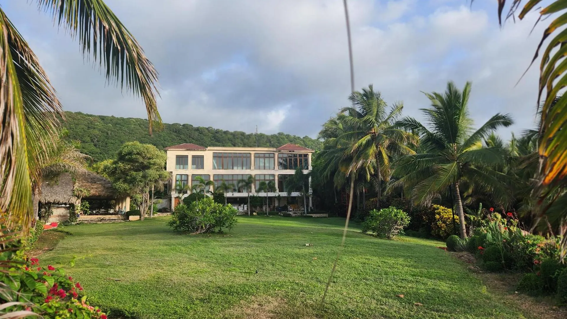 Villa Tesoros Del Mar - Luxury Beachfront Villa With Natural Pool, Jacuzzi, Mountain Views, Yoga, Bbq, Wi-Fi, Pet & Family Friendly, Barahona Adventures