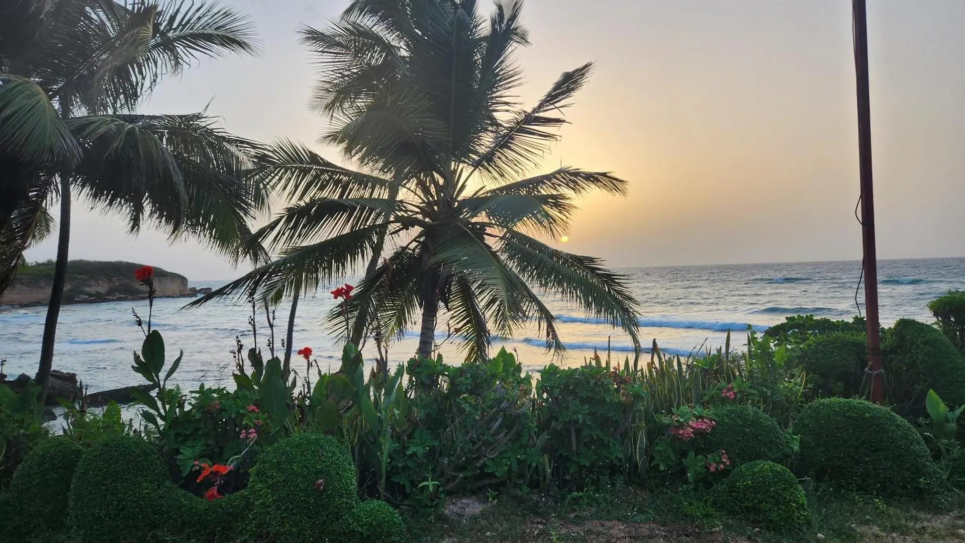 Villa Tesoros Del Mar - Luxury Beachfront Villa With Natural Pool, Jacuzzi, Mountain Views, Yoga, Bbq, Wi-Fi, Pet & Family Friendly, Barahona Adventures
