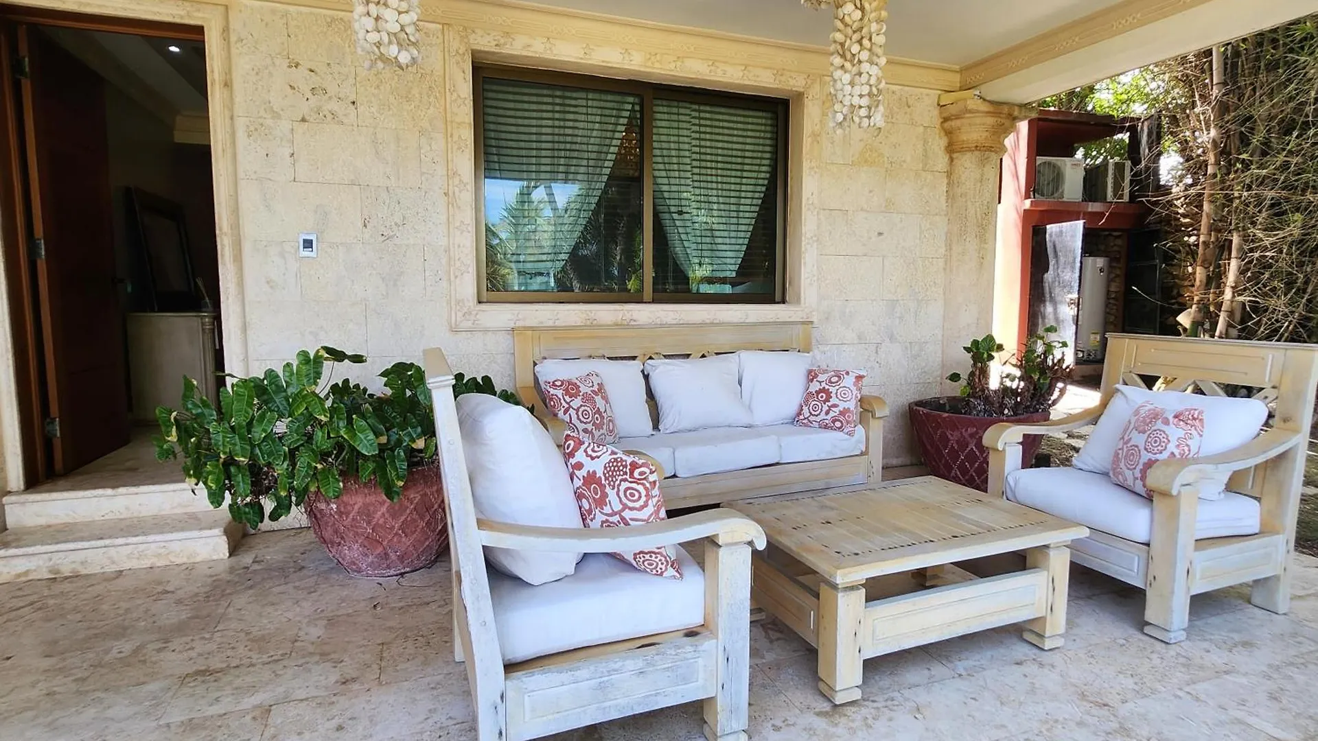 Villa Tesoros Del Mar - Luxury Beachfront Villa With Natural Pool, Jacuzzi, Mountain Views, Yoga, Bbq, Wi-Fi, Pet & Family Friendly, Barahona Adventures