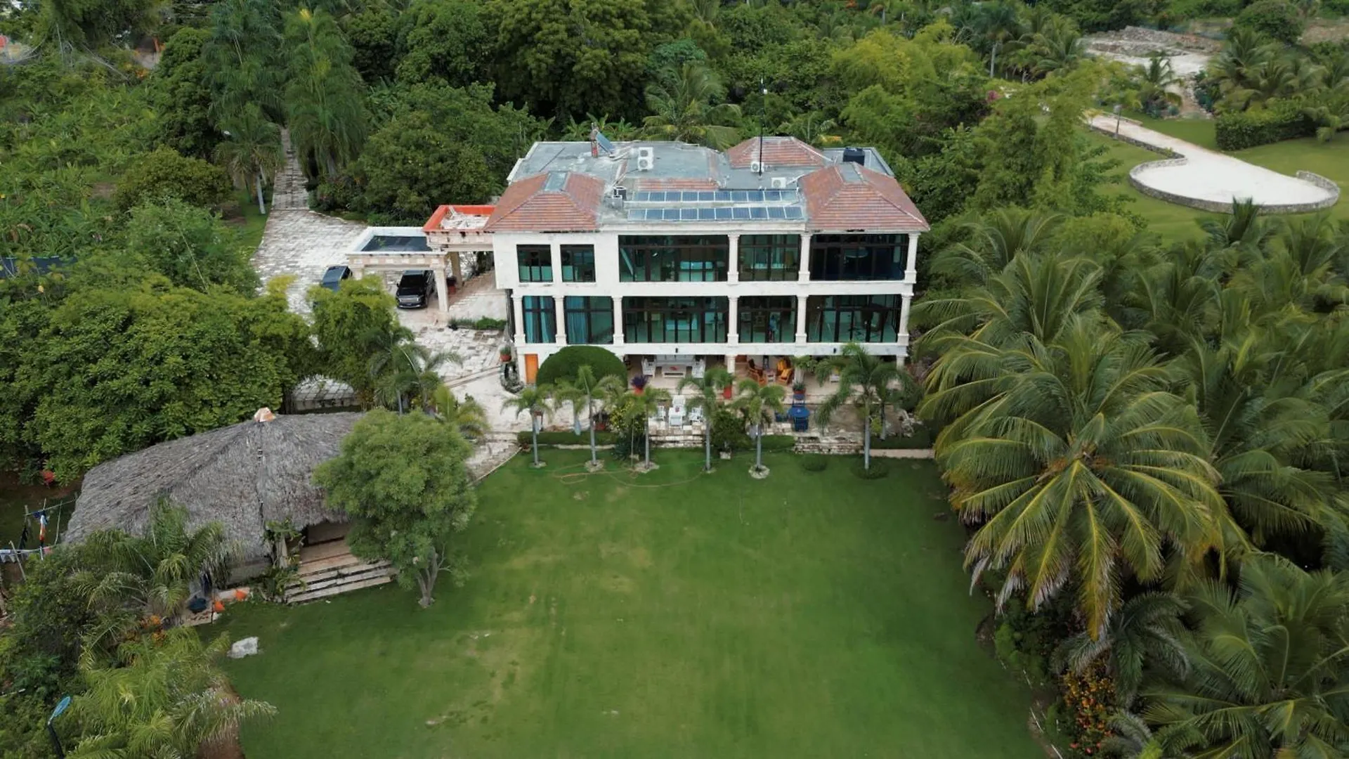 Villa Tesoros Del Mar - Luxury Beachfront Villa With Natural Pool, Jacuzzi, Mountain Views, Yoga, Bbq, Wi-Fi, Pet & Family Friendly, Barahona Adventures