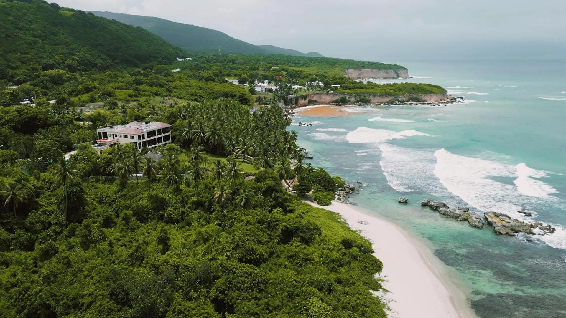Villa Tesoros Del Mar - Luxury Beachfront Villa With Natural Pool, Jacuzzi, Mountain Views, Yoga, Bbq, Wi-Fi, Pet & Family Friendly, Barahona Adventures