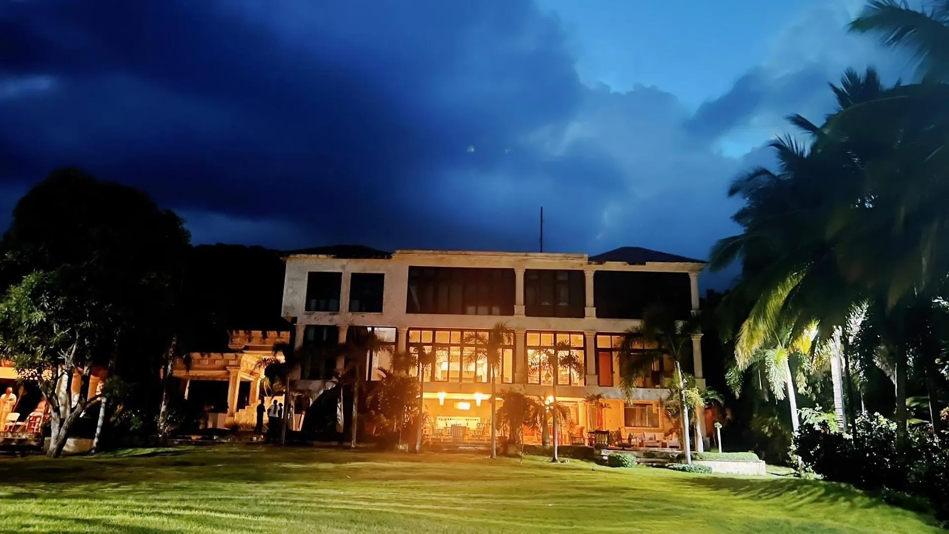 Villa Tesoros Del Mar - Luxury Beachfront Villa With Natural Pool, Jacuzzi, Mountain Views, Yoga, Bbq, Wi-Fi, Pet & Family Friendly, Barahona Adventures