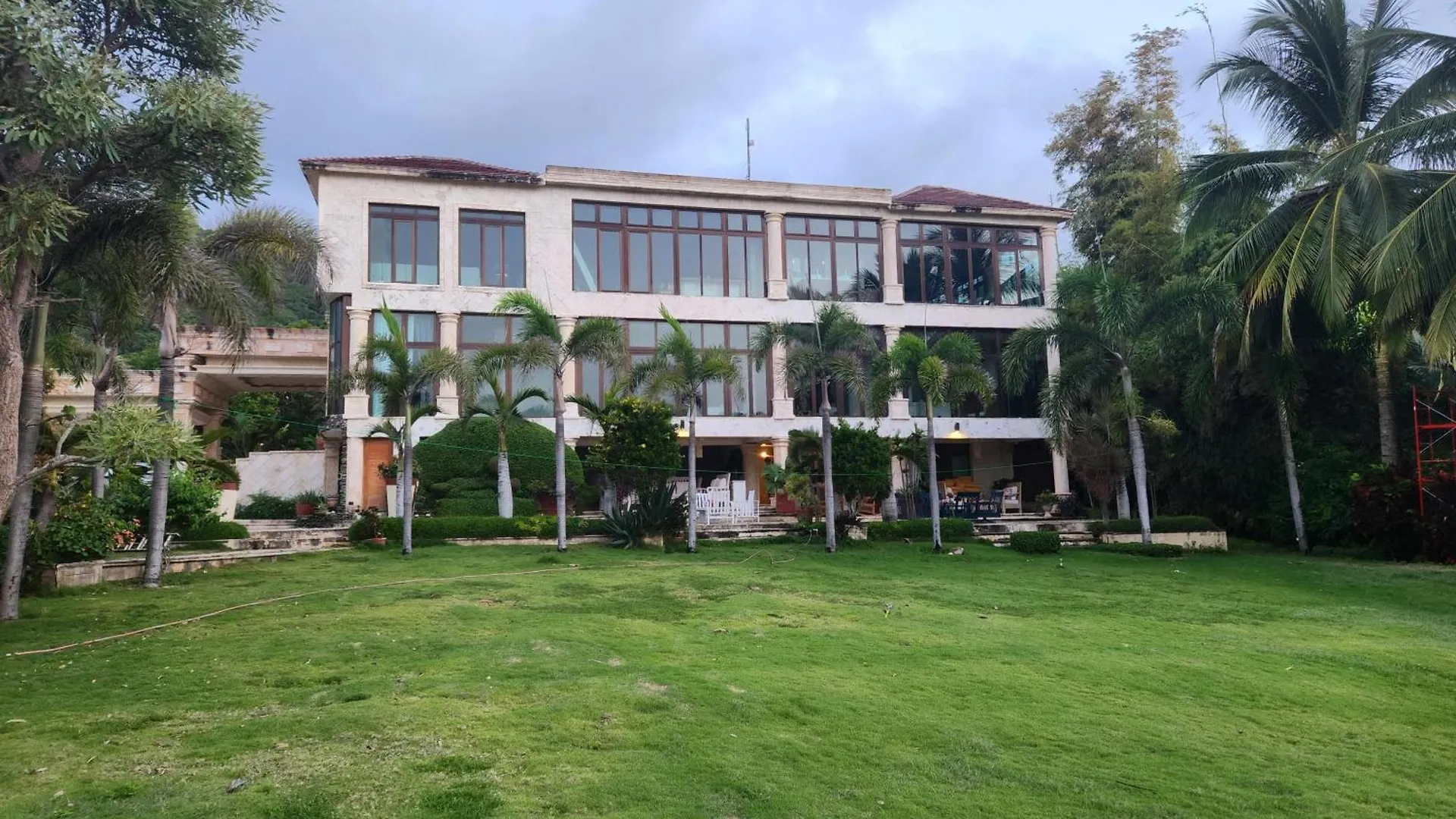 Villa Tesoros Del Mar - Luxury Beachfront Villa With Natural Pool, Jacuzzi, Mountain Views, Yoga, Bbq, Wi-Fi, Pet & Family Friendly, Barahona Adventures