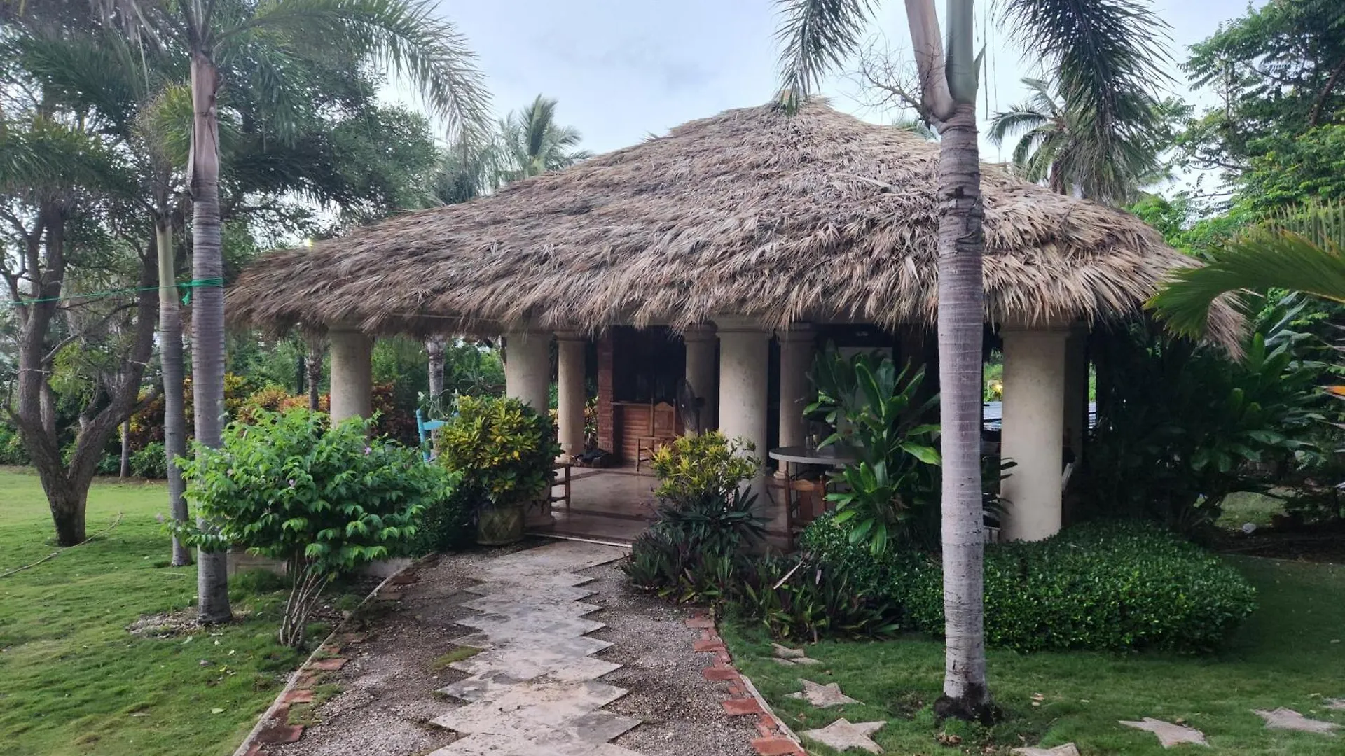 Villa Tesoros Del Mar - Luxury Beachfront Villa With Natural Pool, Jacuzzi, Mountain Views, Yoga, Bbq, Wi-Fi, Pet & Family Friendly, Barahona Adventures