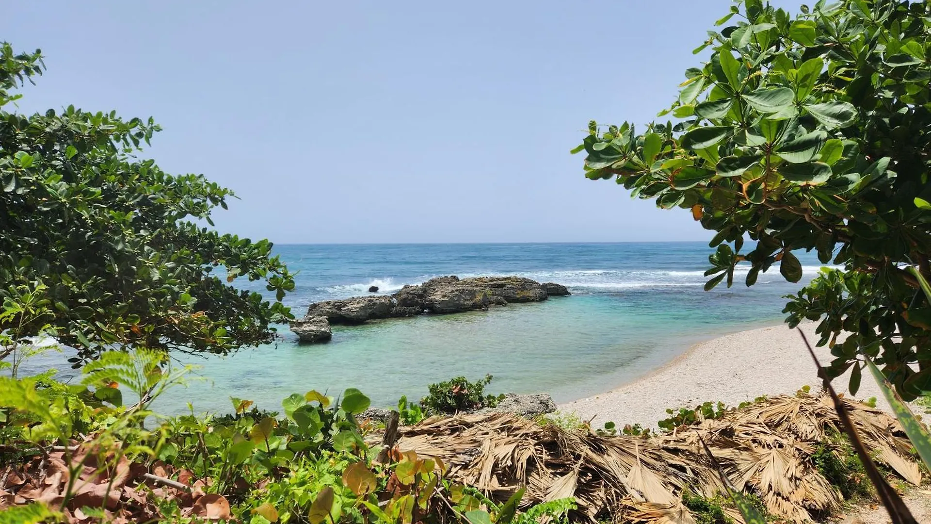 Villa Tesoros Del Mar - Luxury Beachfront Villa With Natural Pool, Jacuzzi, Mountain Views, Yoga, Bbq, Wi-Fi, Pet & Family Friendly, Barahona Adventures