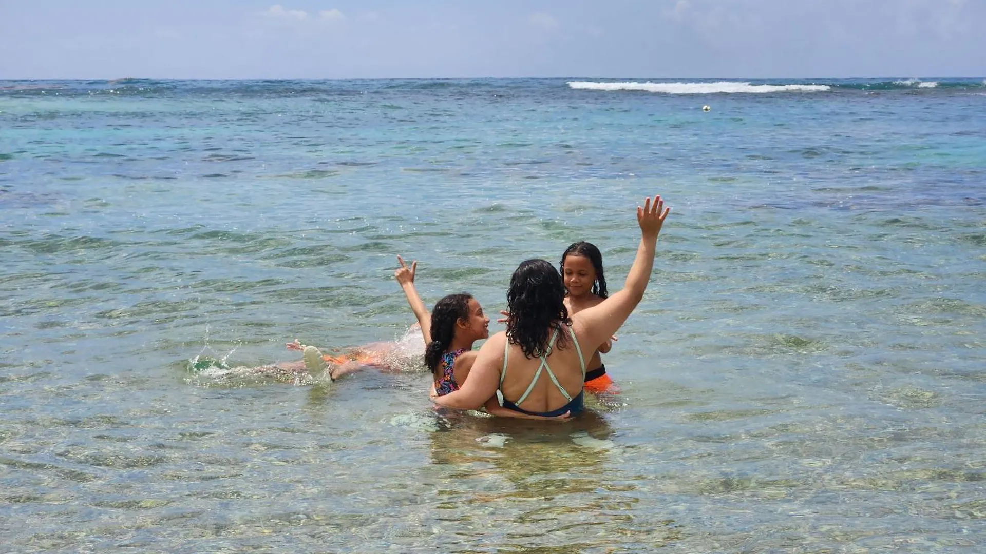 Villa Tesoros Del Mar - Luxury Beachfront Villa With Natural Pool, Jacuzzi, Mountain Views, Yoga, Bbq, Wi-Fi, Pet & Family Friendly, Barahona Adventures