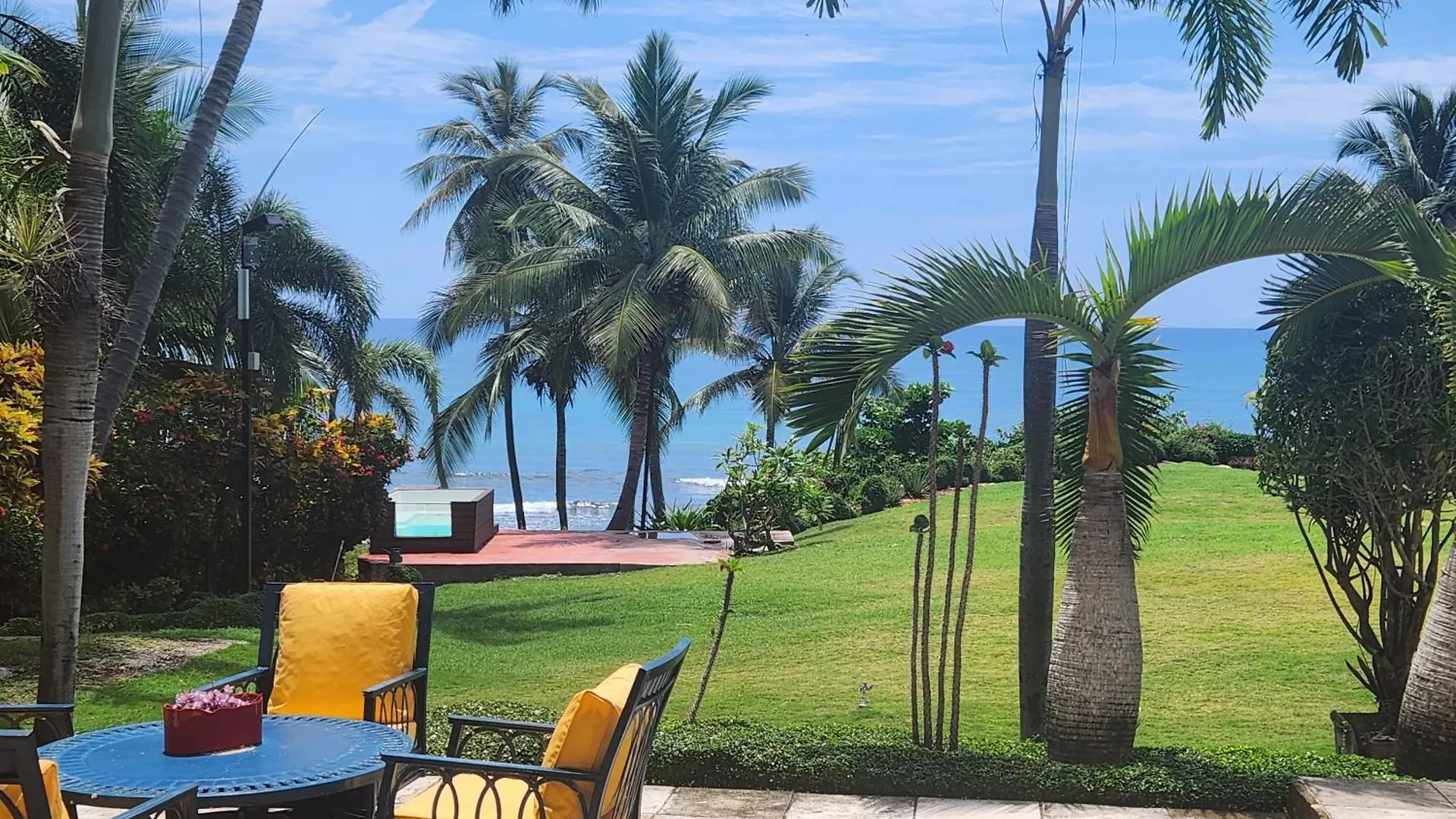 Villa Tesoros Del Mar - Luxury Beachfront Villa With Natural Pool, Jacuzzi, Mountain Views, Yoga, Bbq, Wi-Fi, Pet & Family Friendly, Barahona Adventures
