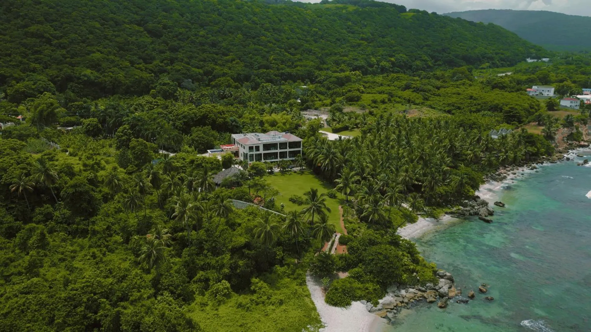 Villa Tesoros Del Mar - Luxury Beachfront Villa With Natural Pool, Jacuzzi, Mountain Views, Yoga, Bbq, Wi-Fi, Pet & Family Friendly, Barahona Adventures