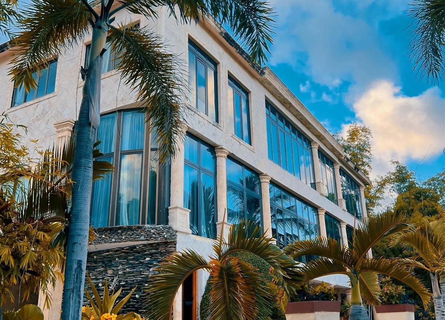 Villa Tesoros Del Mar - Luxury Beachfront Villa With Natural Pool, Jacuzzi, Mountain Views, Yoga, Bbq, Wi-Fi, Pet & Family Friendly, Barahona Adventures