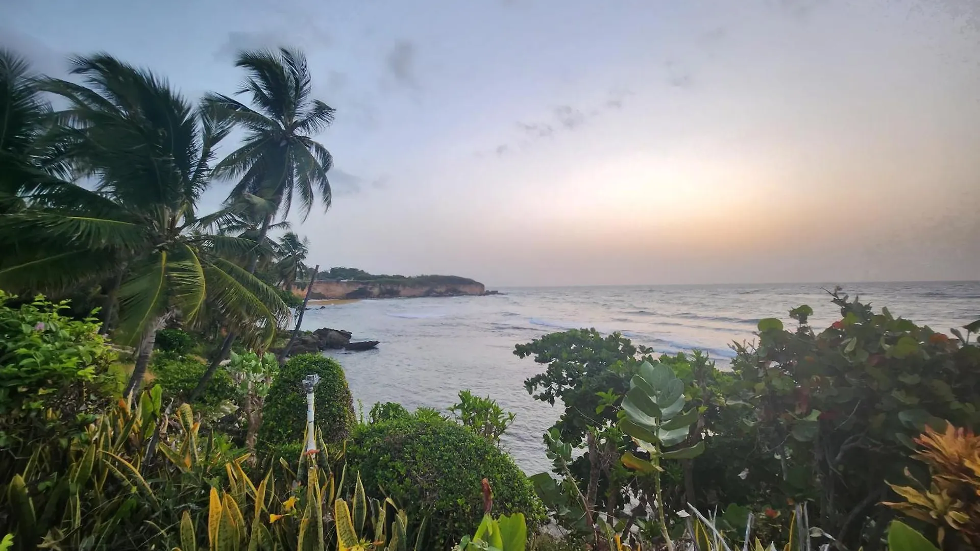 Villa Tesoros Del Mar - Luxury Beachfront Villa With Natural Pool, Jacuzzi, Mountain Views, Yoga, Bbq, Wi-Fi, Pet & Family Friendly, Barahona Adventures